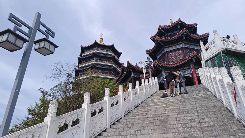 东山寺：白色石阶通向山崖上的楼阁