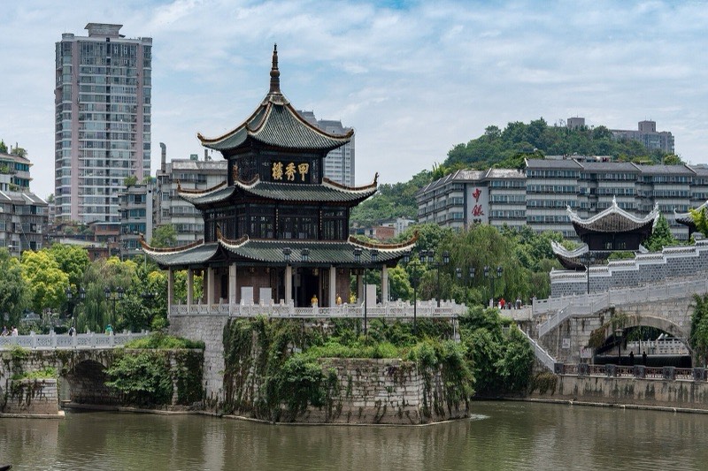 甲秀楼：南明河中的三层木楼