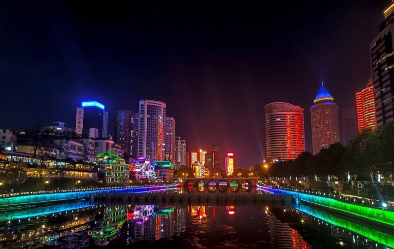 南明河夜景：两岸高楼和河面灯光