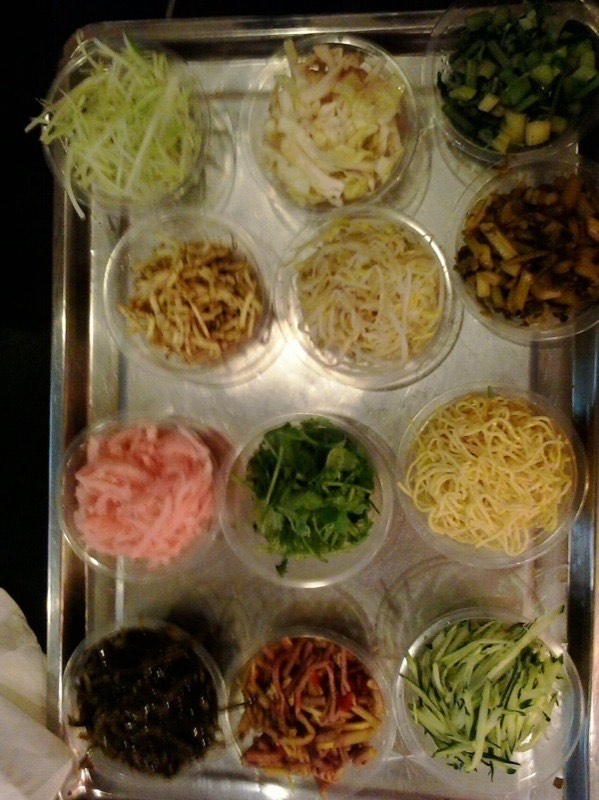 丝娃娃：一盘十几种素菜丝