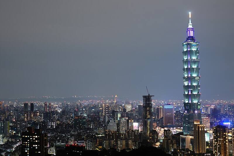 象山步道:夜幕下的象山观景台